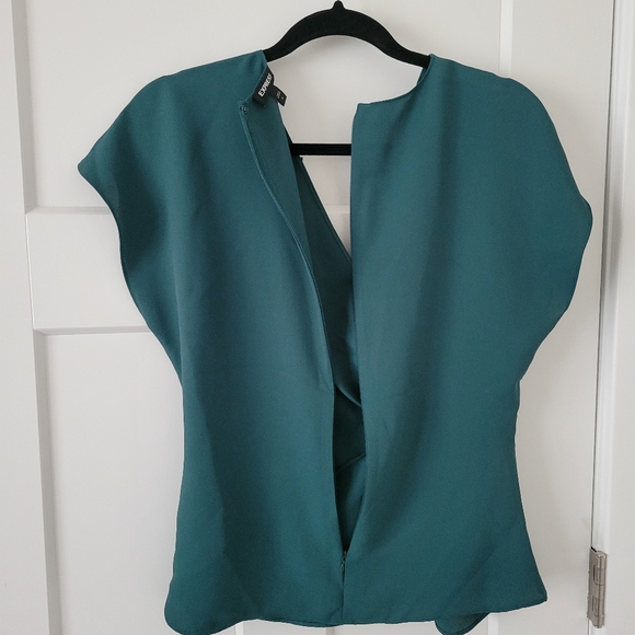 Express Twist Front Short Sleeve V-Neck in Emerald Green - Picture 7 of 9